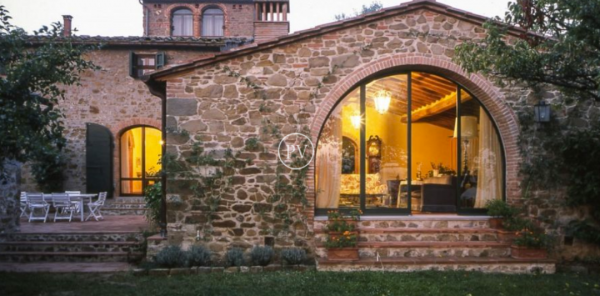 Villa dengan dinding batu alami bergaya Toskana